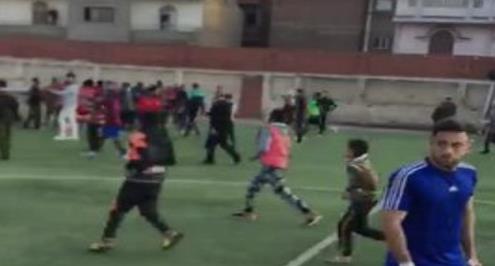 بالفيديو.. إنهاء مباراة في الدرجة الثالثة بعد "حرب شوارع" واقتحام جماهيري